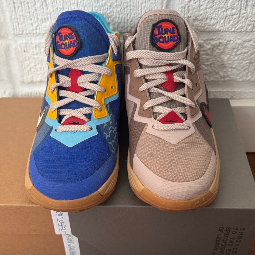 LOONEY TUNESSquad Kids NIKE LEBRON XVIII LOW (GS)Sneakers - Blue and Tan UNISEX